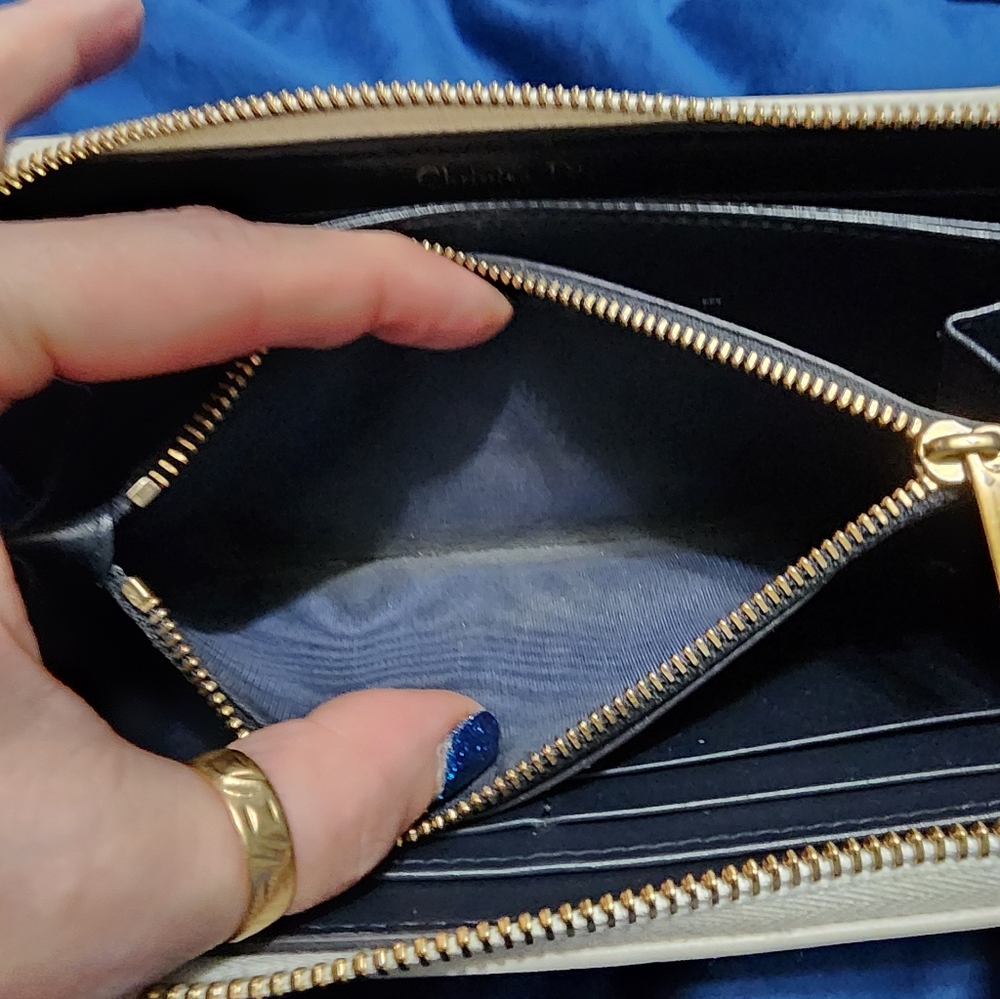 DIOR VIBE VOYAGEUR ZIP AROUND WALLET EUC comes with dustbag - Picture 4 of 10